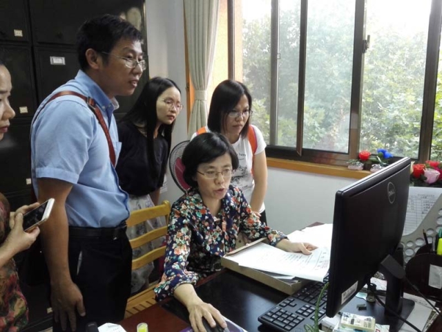 广东省高校档案协会会员参观我馆文书档案室